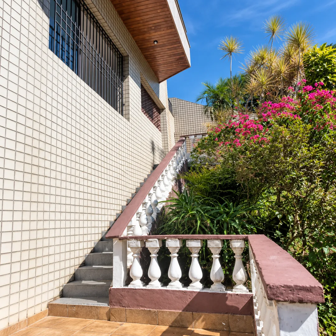 Escada externa com jardim